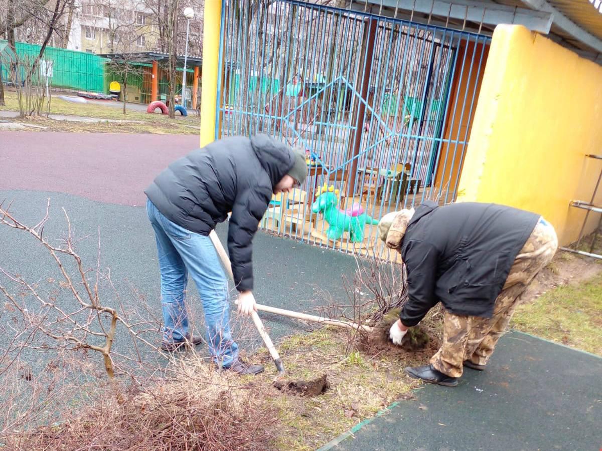 Коллектив нашей школы принял участие в общегородском субботнике, ГБОУ Школа  № 705, Москва